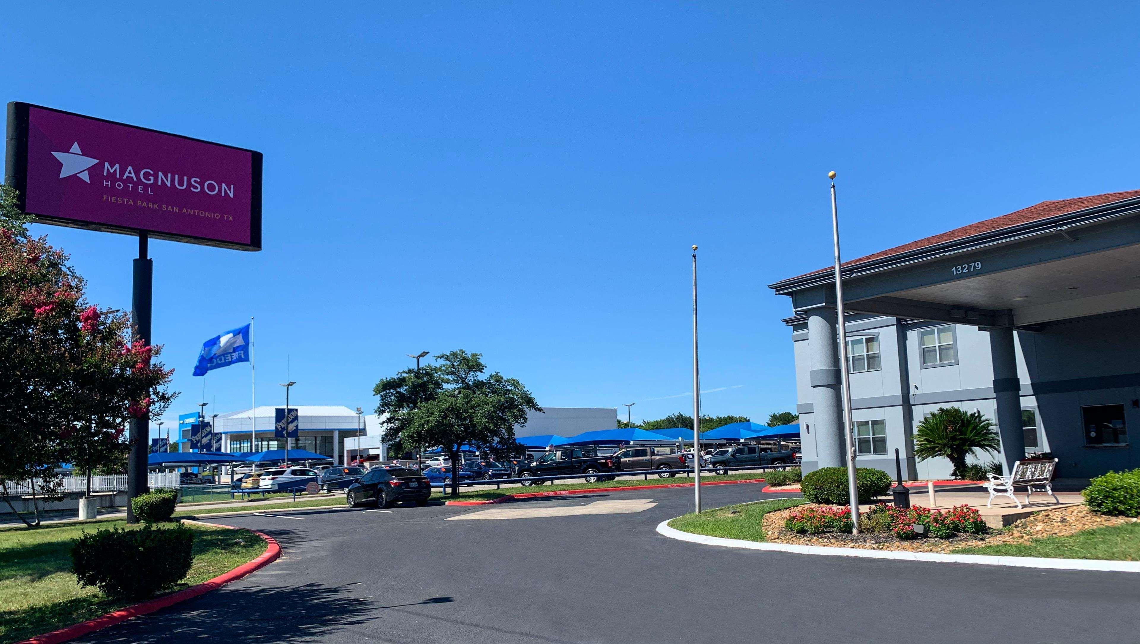 Quality Inn & Suites I-10 Near Fiesta Texas ซานอันโตนิโอ ภายนอก รูปภาพ