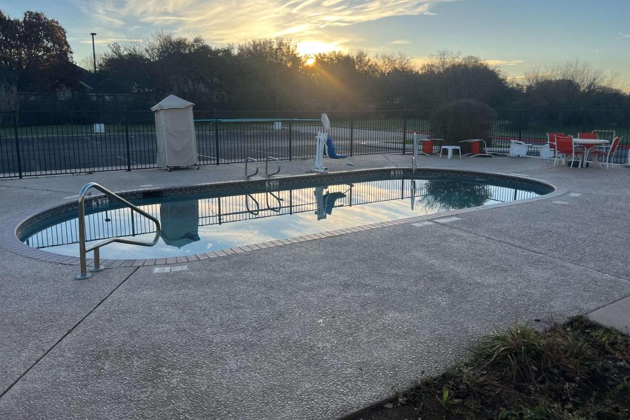 Quality Inn & Suites I-10 Near Fiesta Texas ซานอันโตนิโอ ภายนอก รูปภาพ
