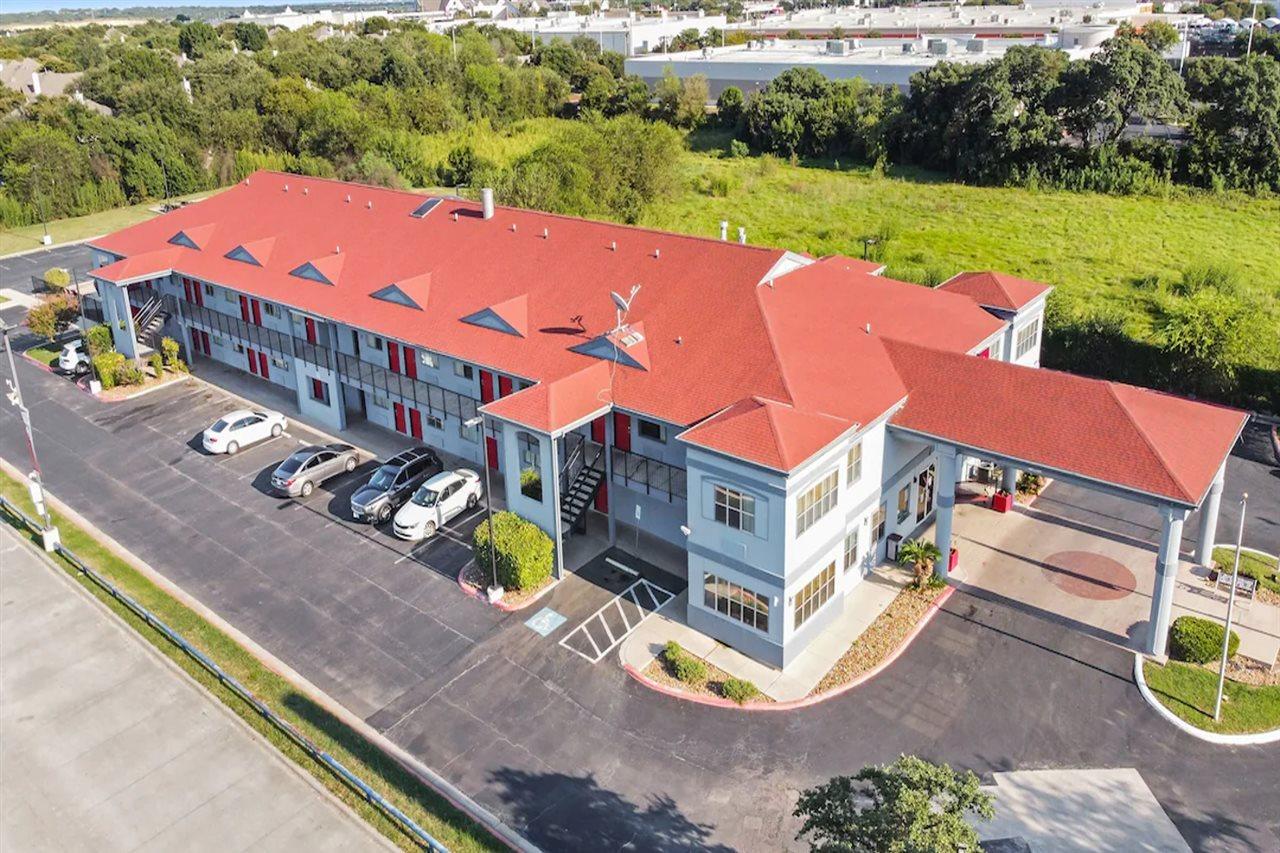 Quality Inn & Suites I-10 Near Fiesta Texas ซานอันโตนิโอ ภายนอก รูปภาพ